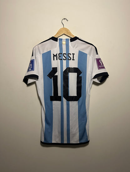 Lionel Messi Argentina 2022 World Cup final home football shirt (M)