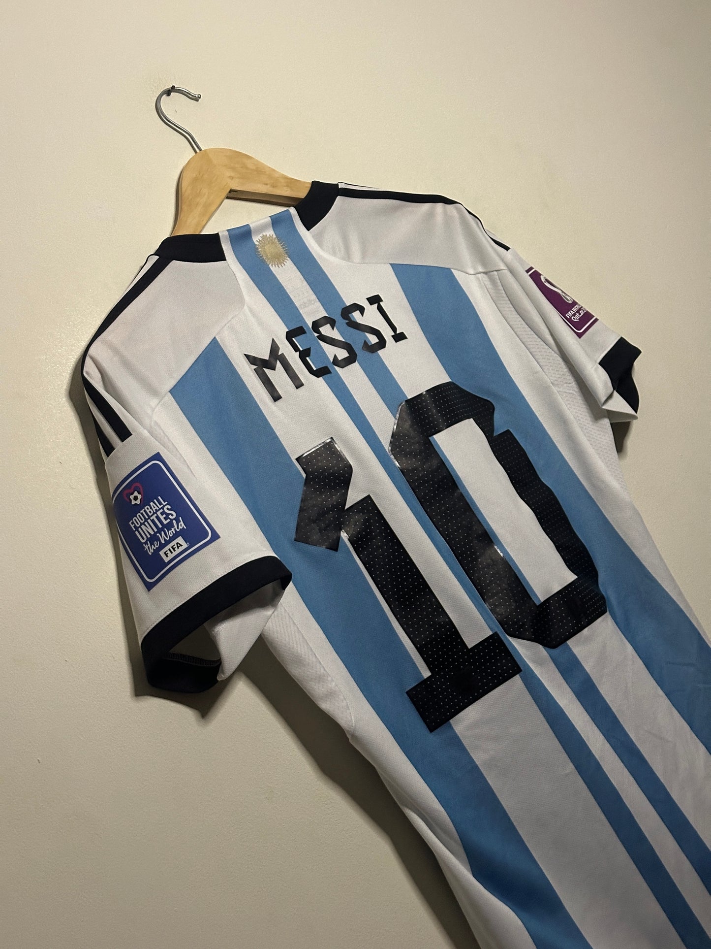 Lionel Messi Argentina 2022 World Cup final home football shirt (M)