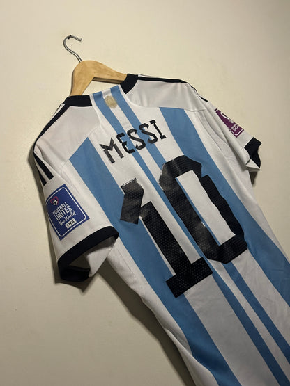 Lionel Messi Argentina 2022 World Cup final home football shirt (M)