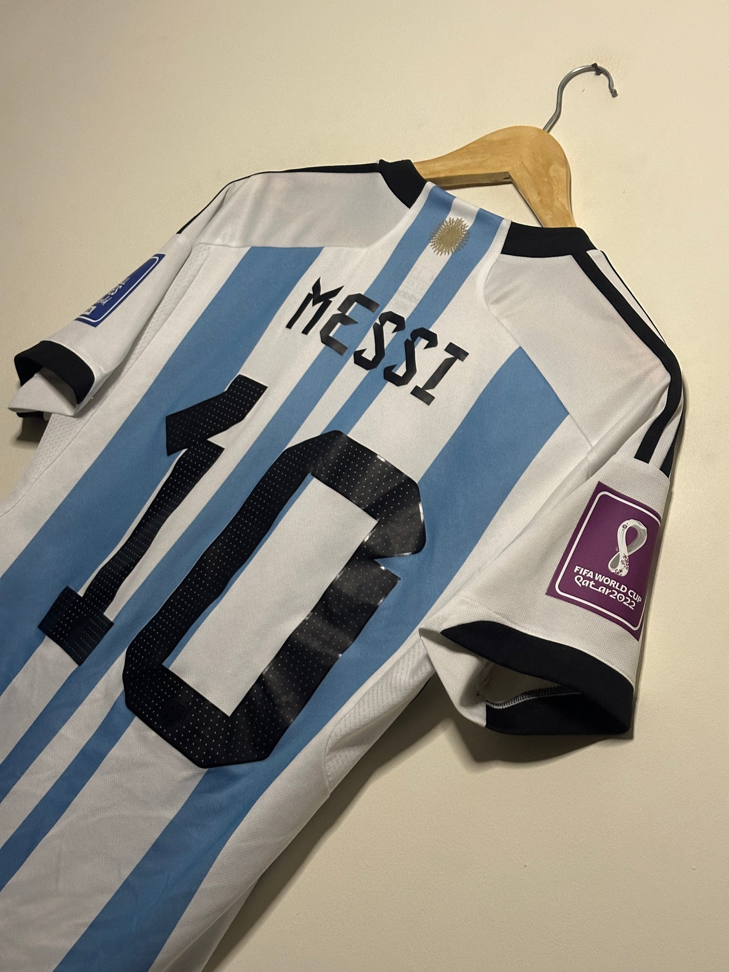 Lionel Messi Argentina 2022 World Cup final home football shirt (M)