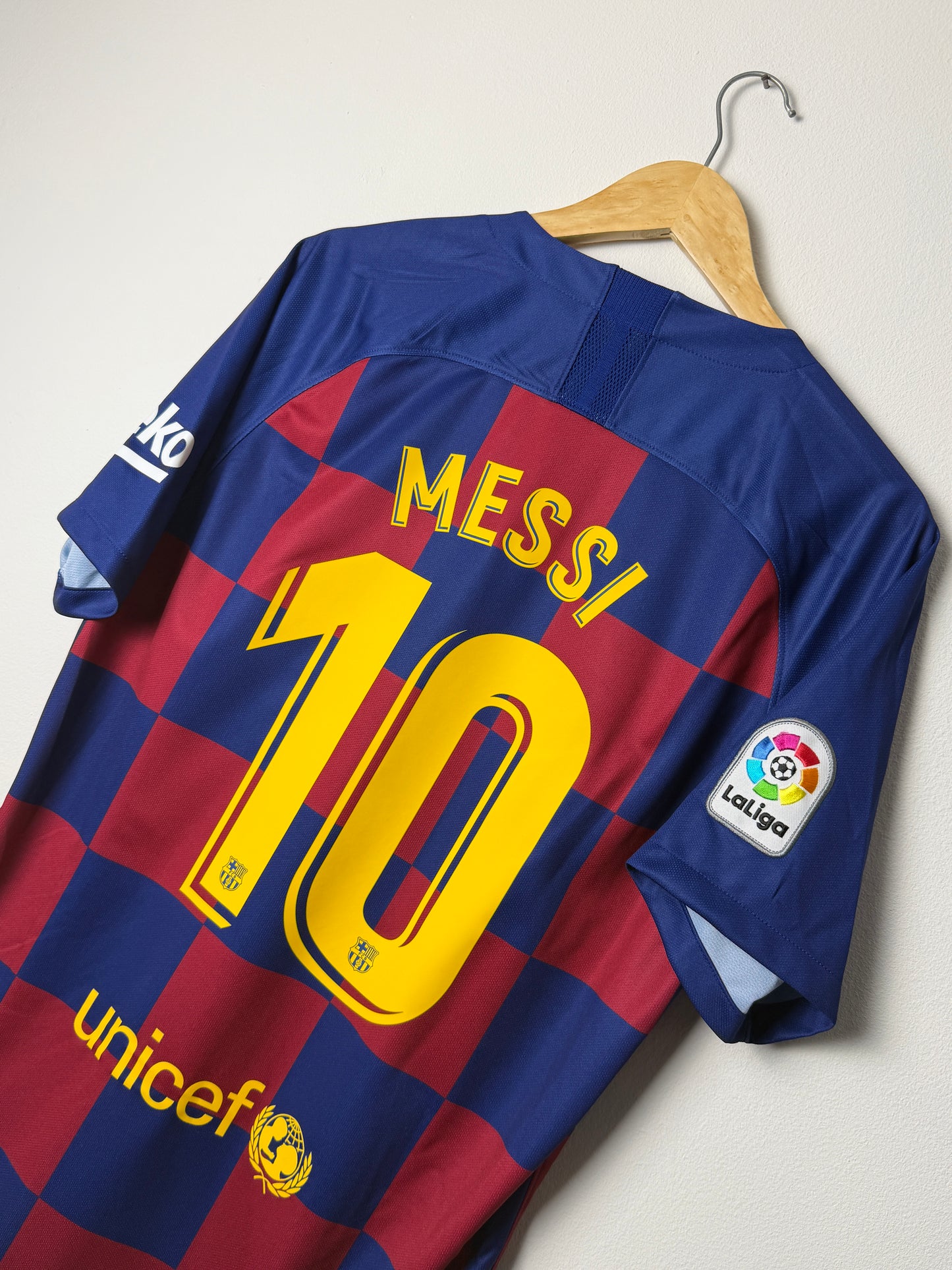 Lionel Messi FC Barcelona 2019-20 home football shirt (L)