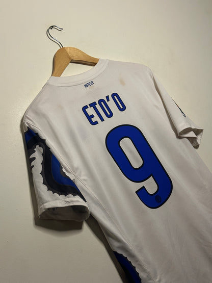 Samuel Eto'o Inter Milan 2010-11 away football shirt (M)