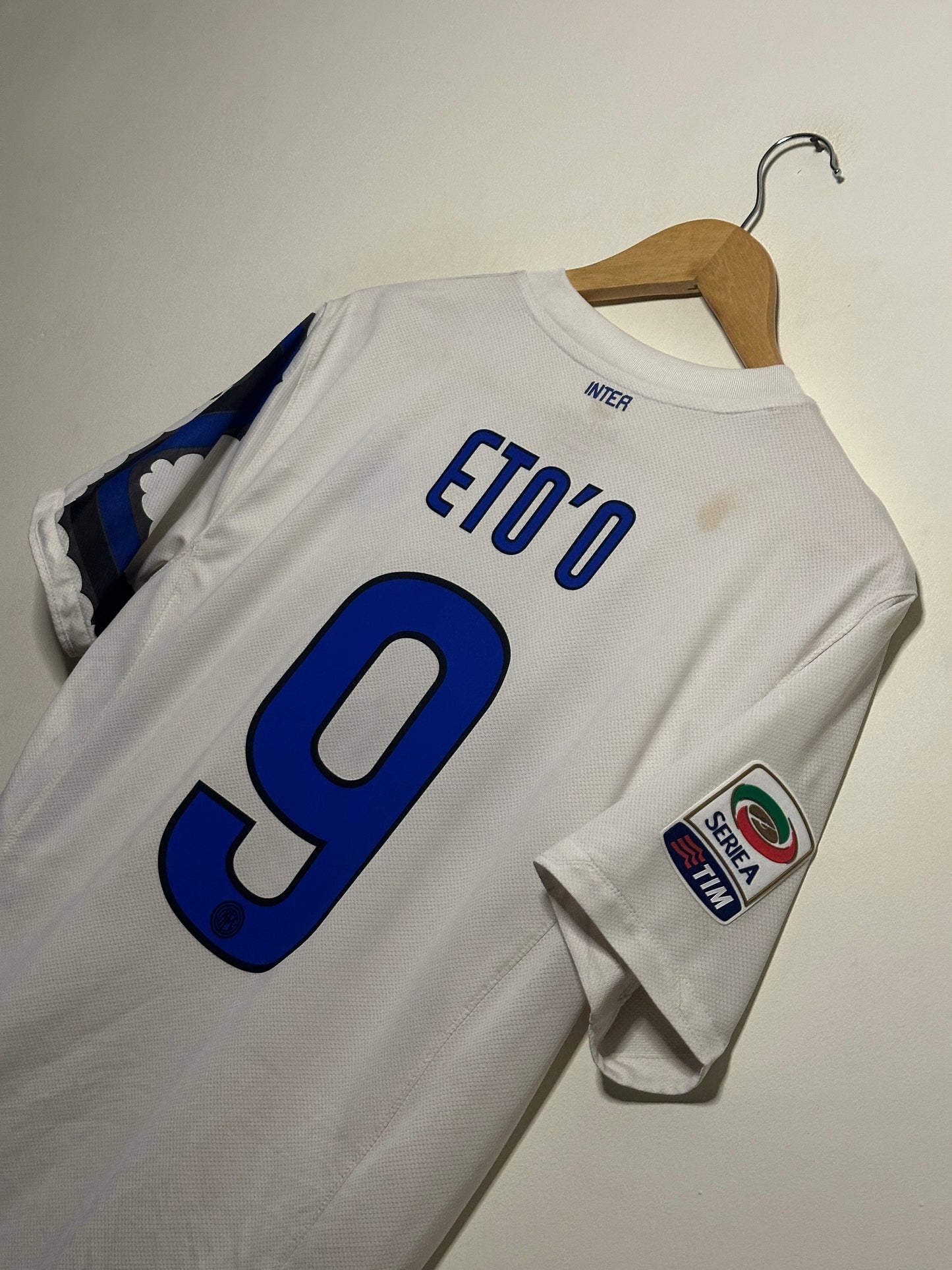 Samuel Eto'o Inter Milan 2010-11 away football shirt (M)