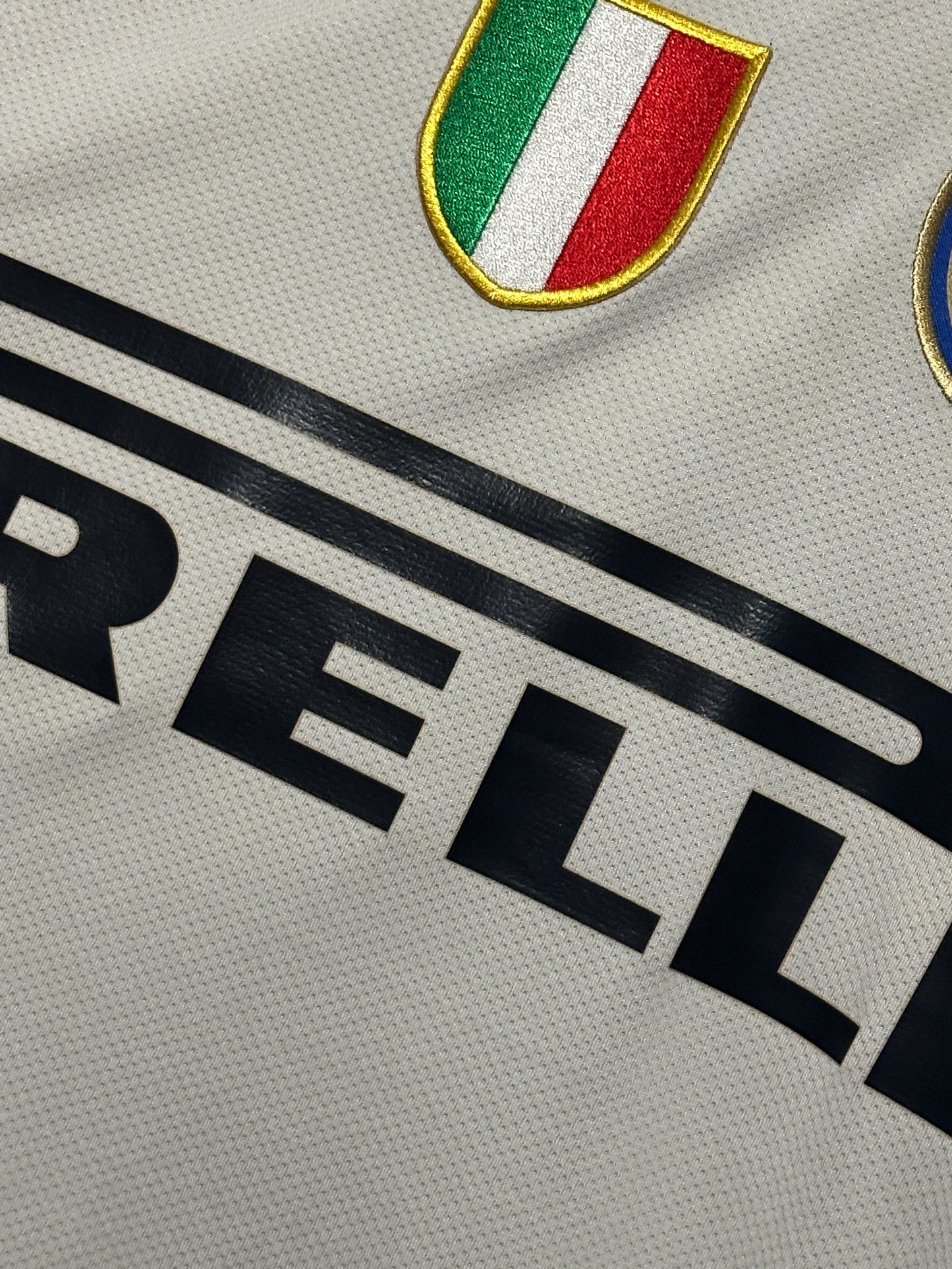 Samuel Eto'o Inter Milan 2010-11 away football shirt (M)