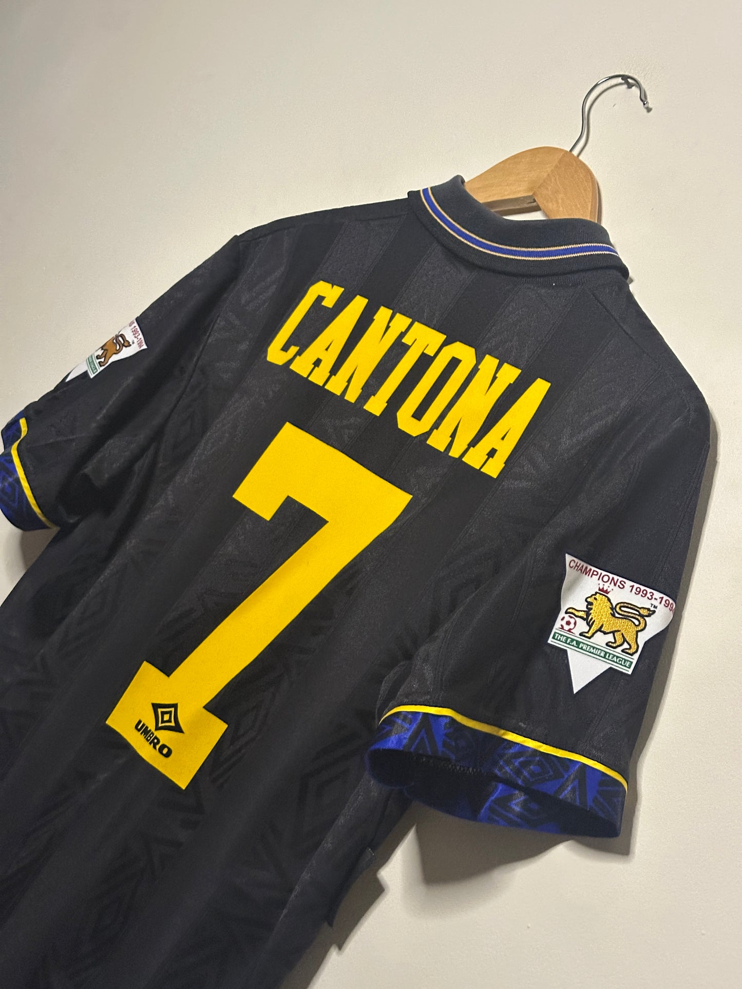 Eric Cantona Manchester United 1993-95 away football shirt (M)