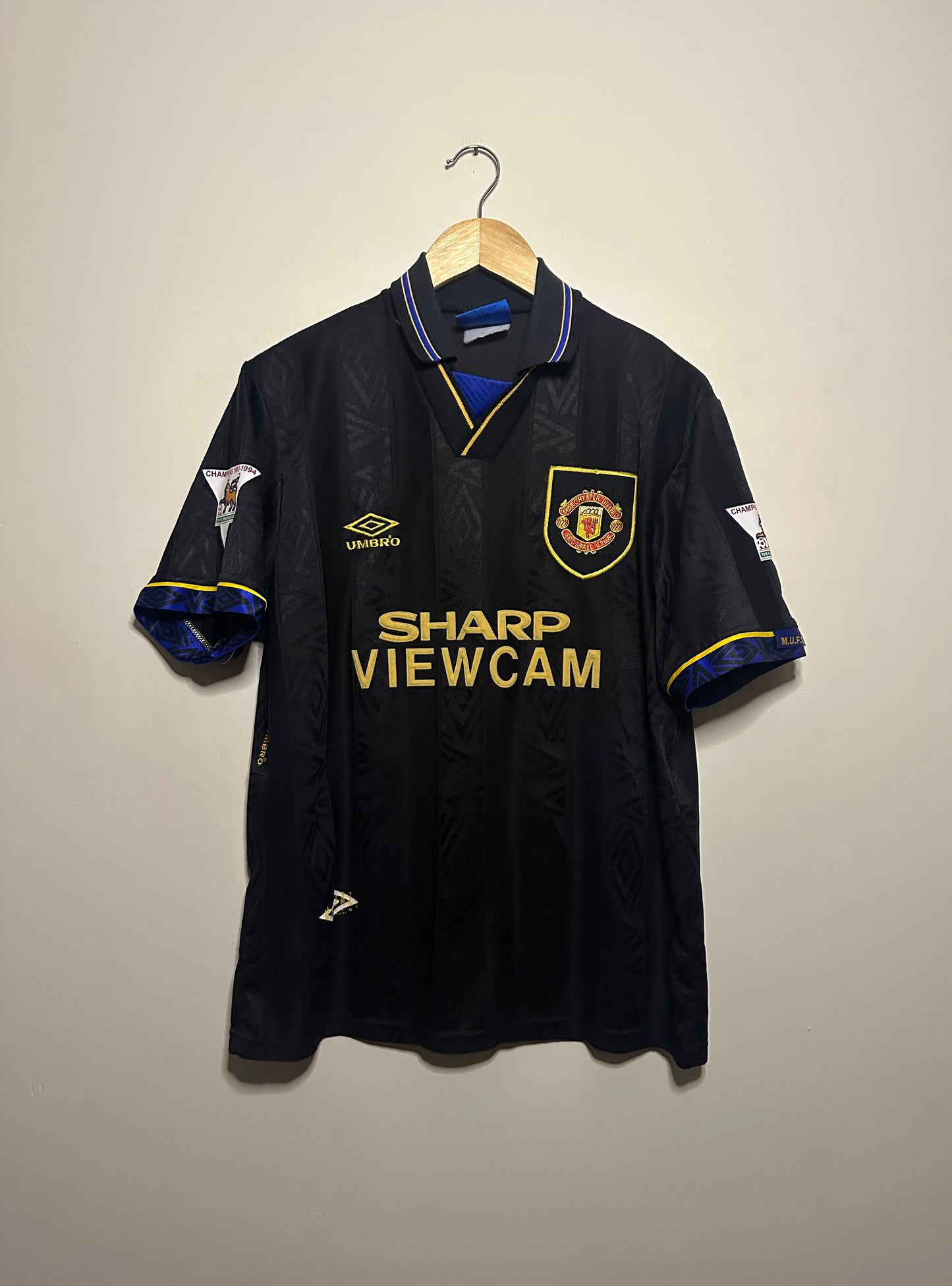 Eric Cantona Manchester United 1993-95 away football shirt (M)