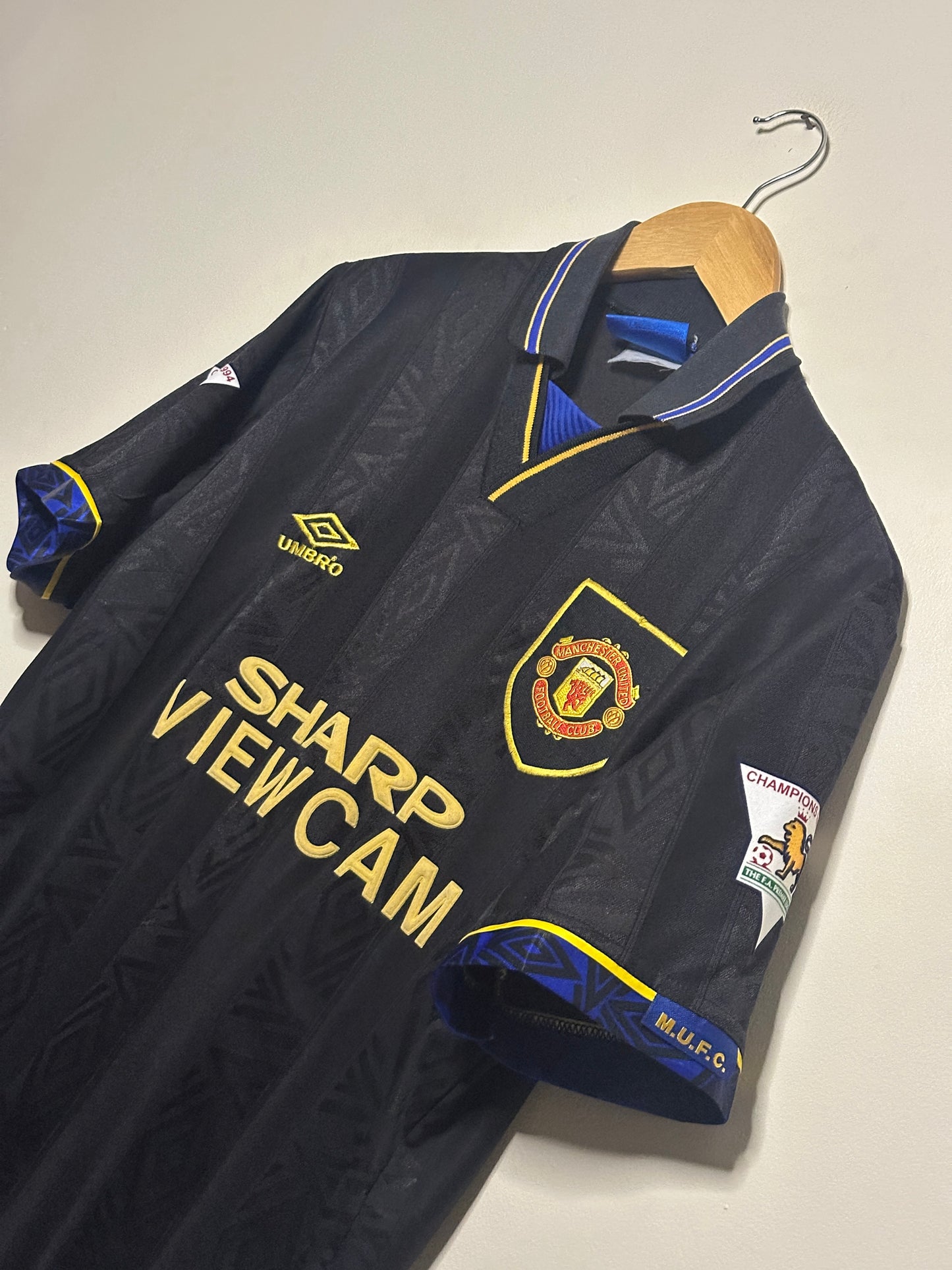 Eric Cantona Manchester United 1993-95 away football shirt (M)