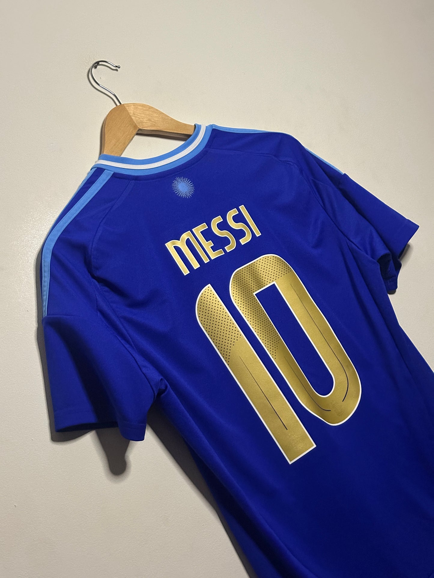 Lionel Messi Argentina 2024 away football shirt (M)