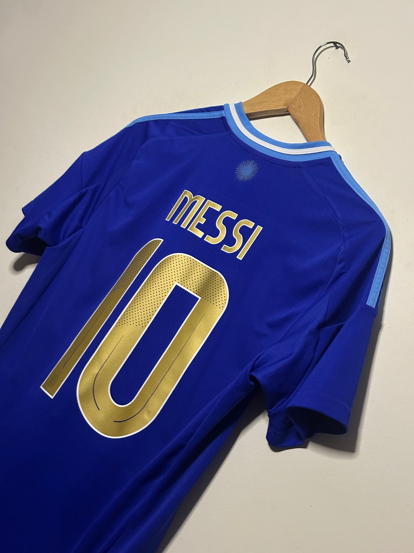 Lionel Messi Argentina 2024 away football shirt (M)