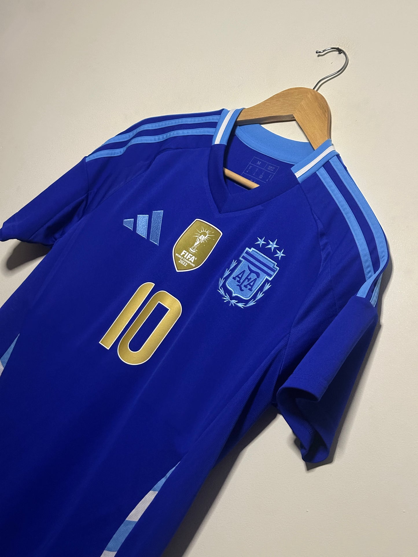 Lionel Messi Argentina 2024 away football shirt (M)