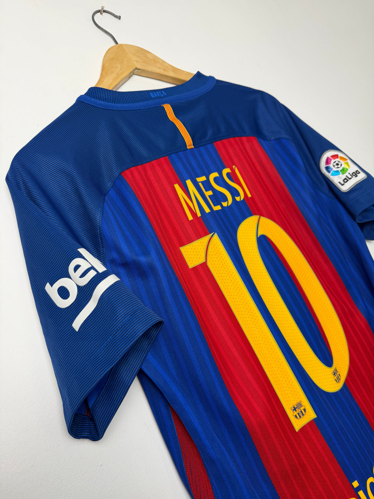 Lionel Messi FC Barcelona 2016-17 home football shirt (M)