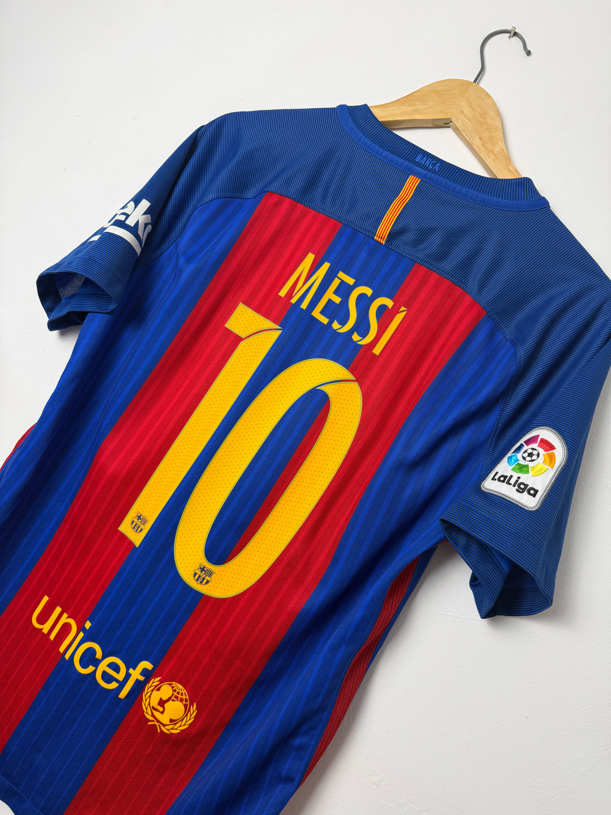 Lionel Messi FC Barcelona 2016-17 home football shirt (M)