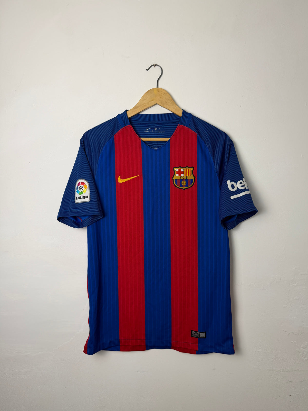 Lionel Messi FC Barcelona 2016-17 home football shirt (M)