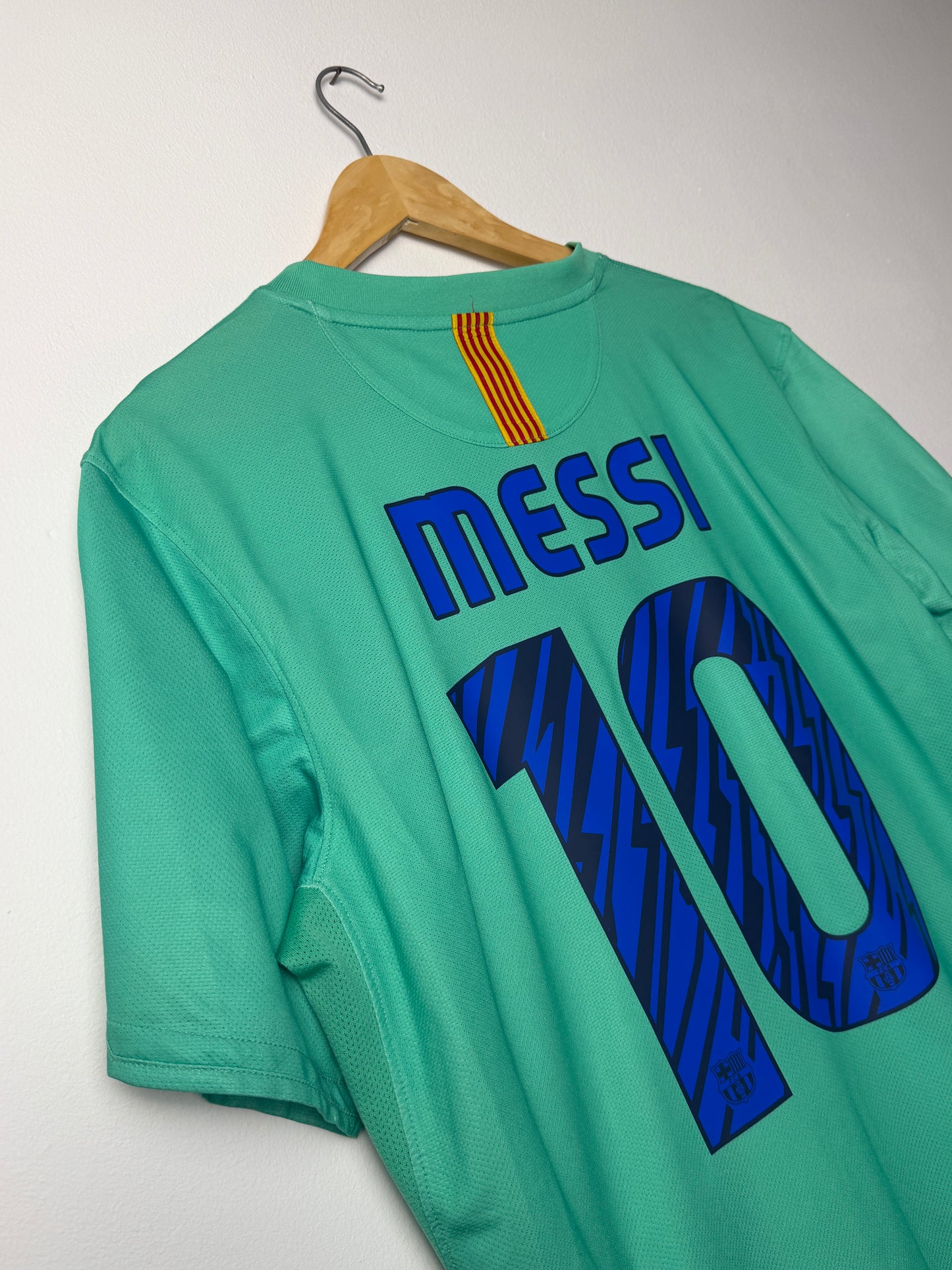 Lionel Messi FC Barcelona 2010-11 away football shirt (M)