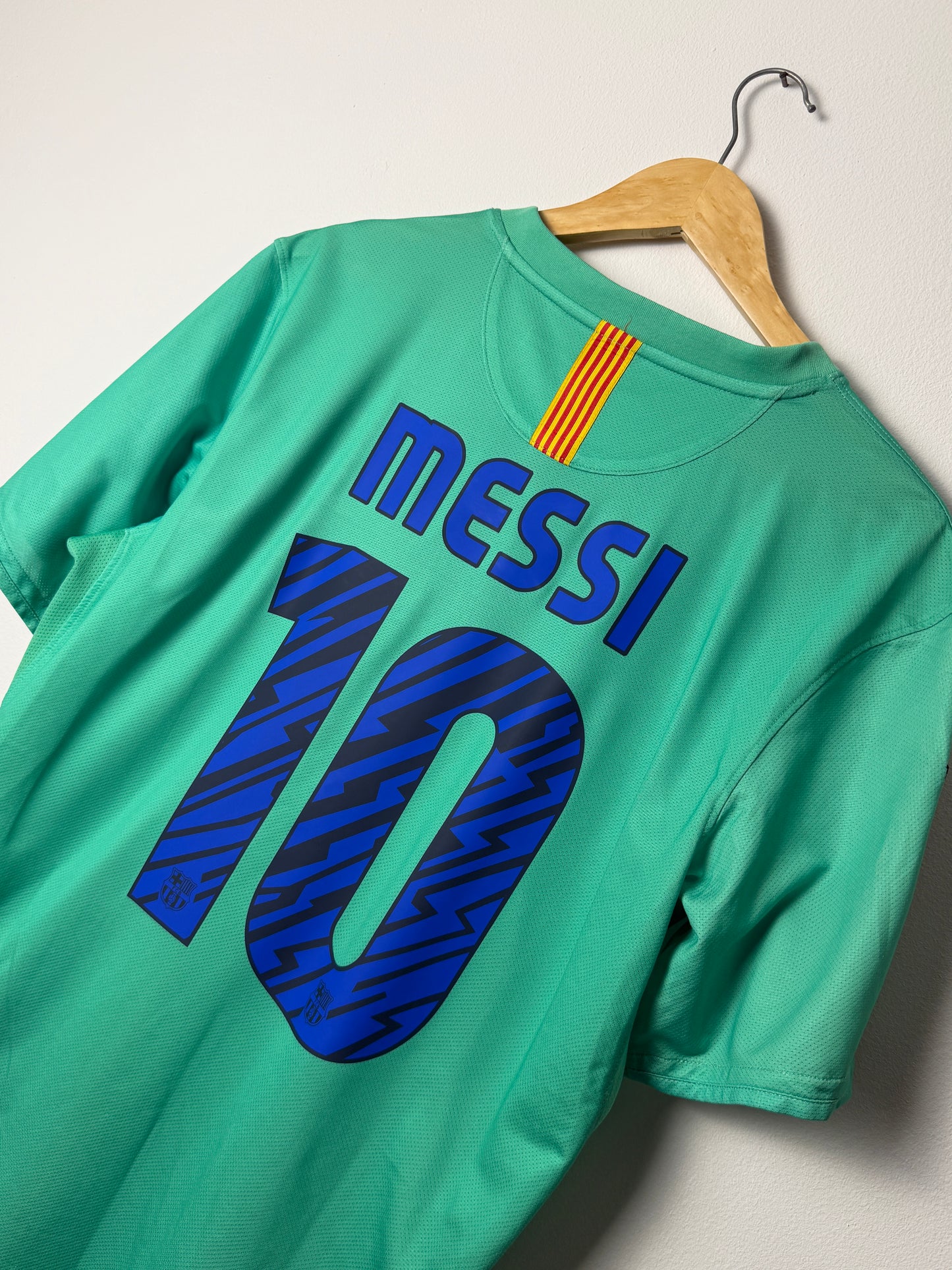Lionel Messi FC Barcelona 2010-11 away football shirt (M)