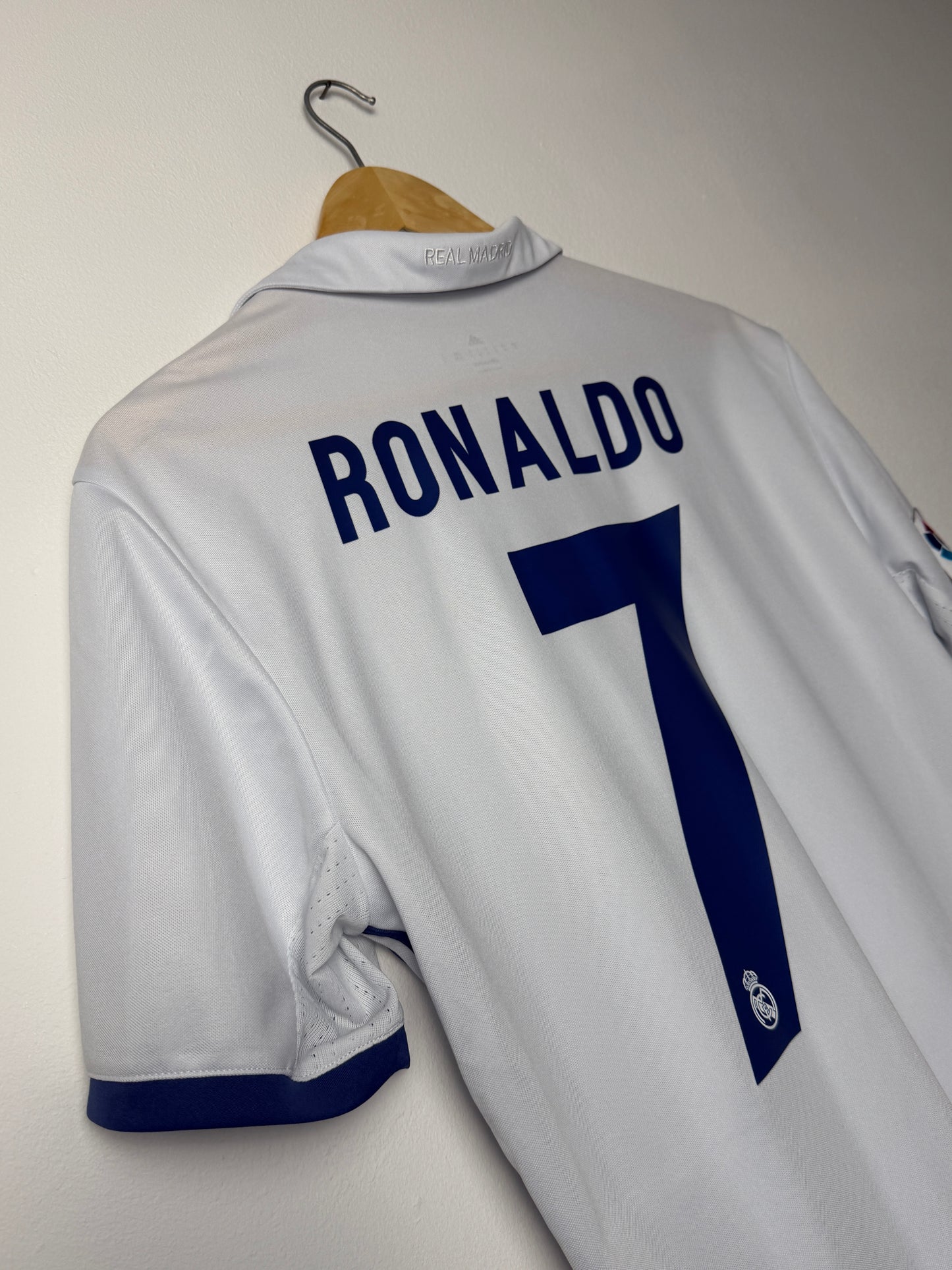 Cristiano Ronaldo Real Madrid CF 2016-17 home football shirt (M)