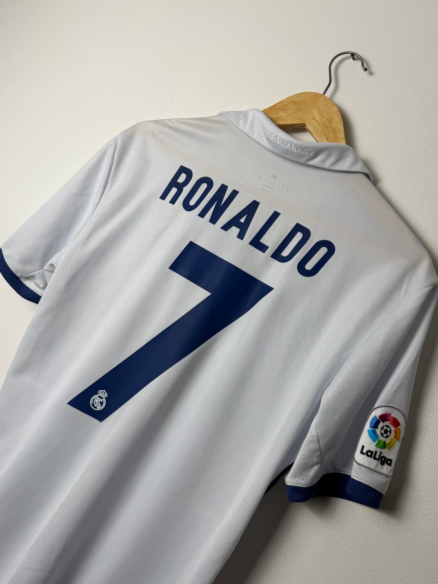 Cristiano Ronaldo Real Madrid CF 2016-17 home football shirt (M)