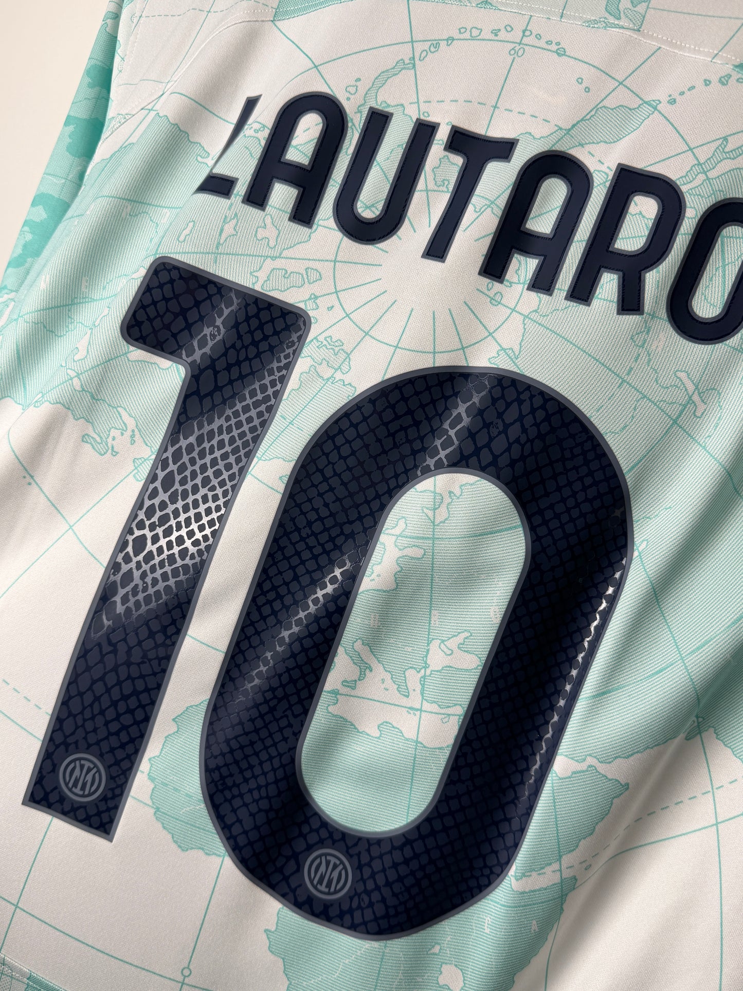 Lautaro Martinez Inter Milan 2022-23 away football shirt (L)
