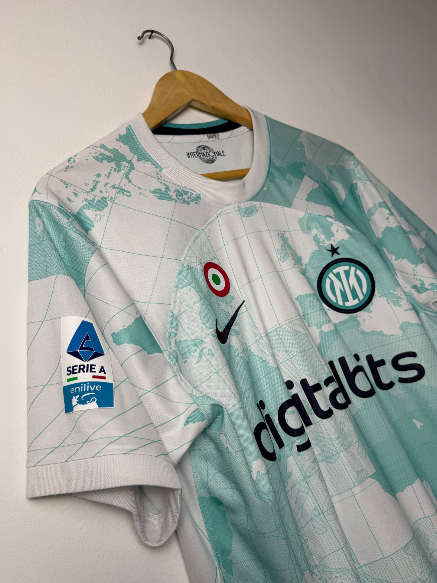Lautaro Martinez Inter Milan 2022-23 away football shirt (L)