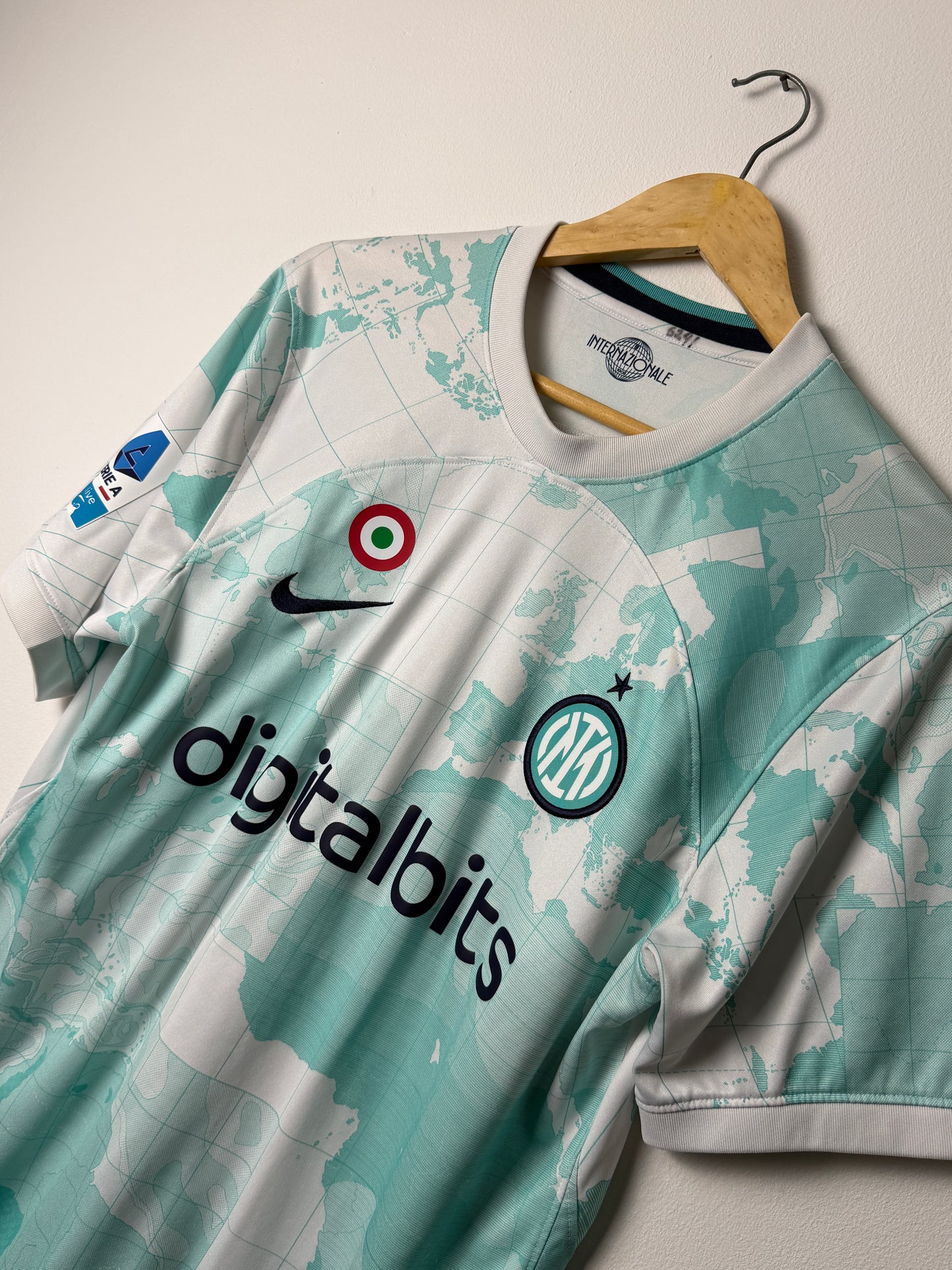 Lautaro Martinez Inter Milan 2022-23 away football shirt (L)