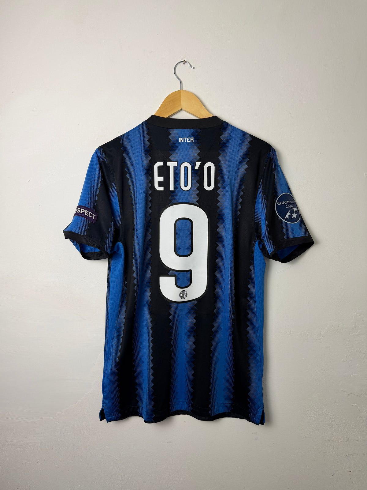 Samuel Eto'o Inter Milan 2010-11 home football shirt (S)