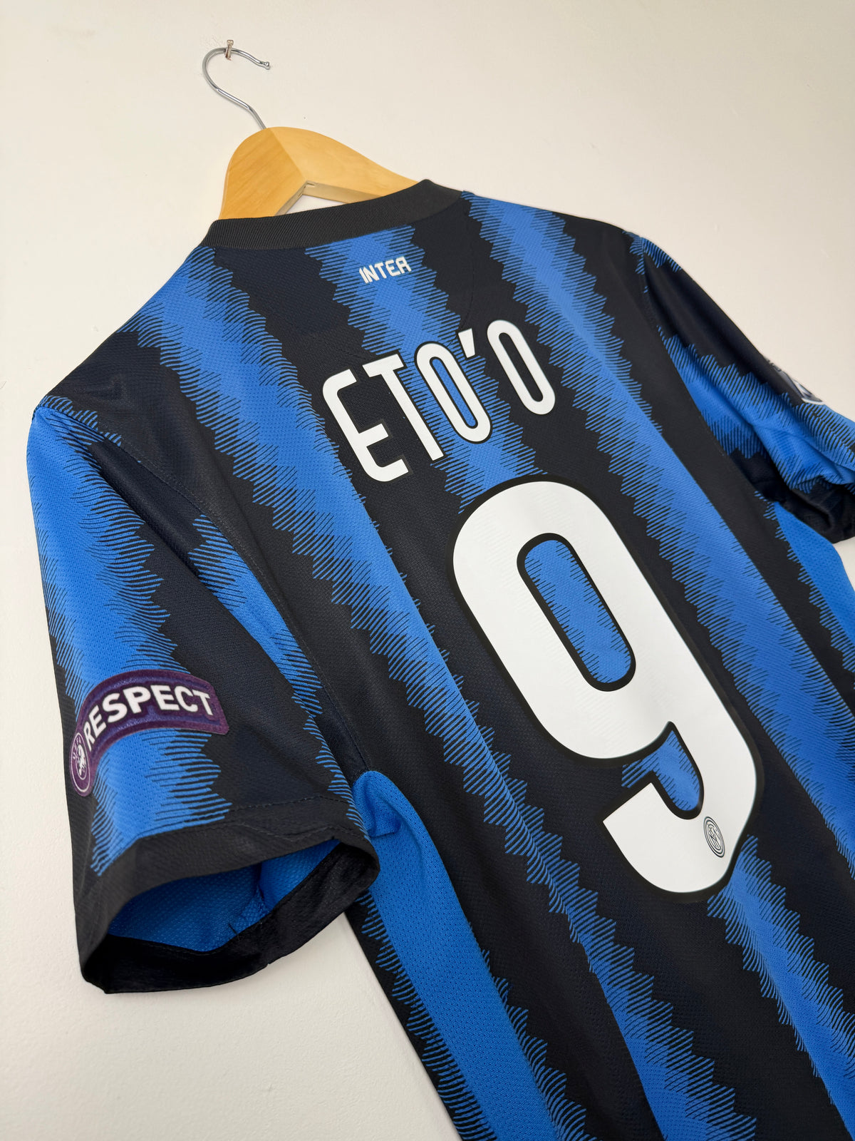 Samuel Eto'o Inter Milan 2010-11 home football shirt (S)