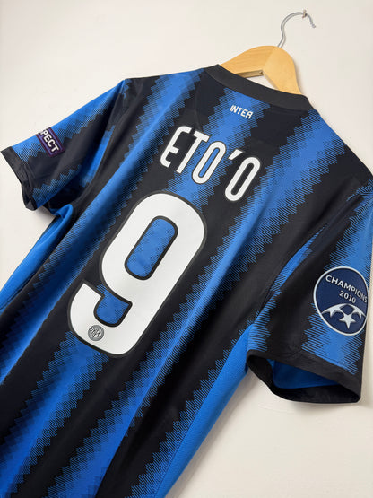 Samuel Eto'o Inter Milan 2010-11 home football shirt (S)