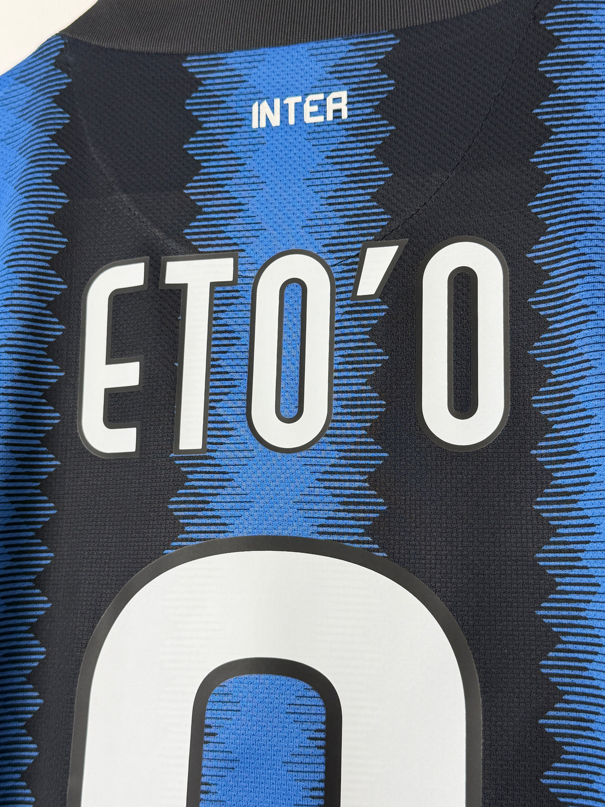 Samuel Eto'o Inter Milan 2010-11 home football shirt (S)