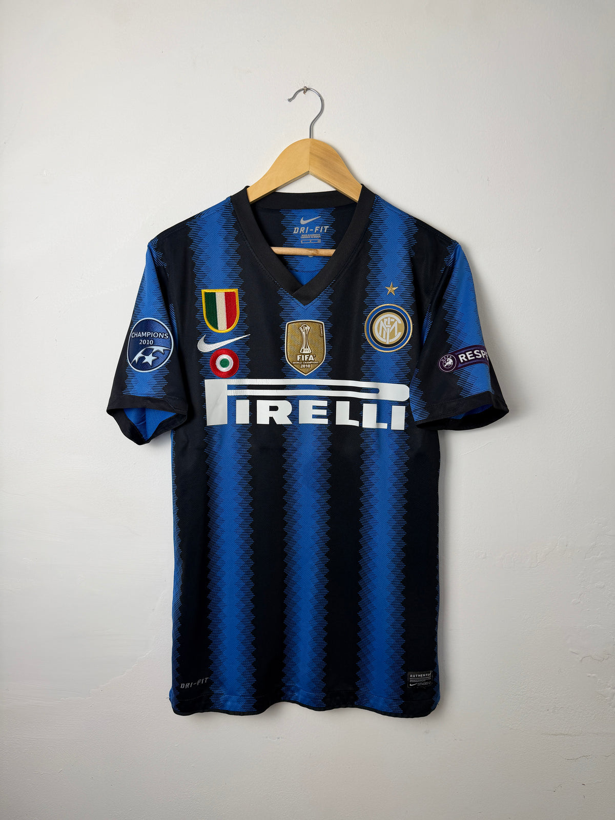Samuel Eto'o Inter Milan 2010-11 home football shirt (S)