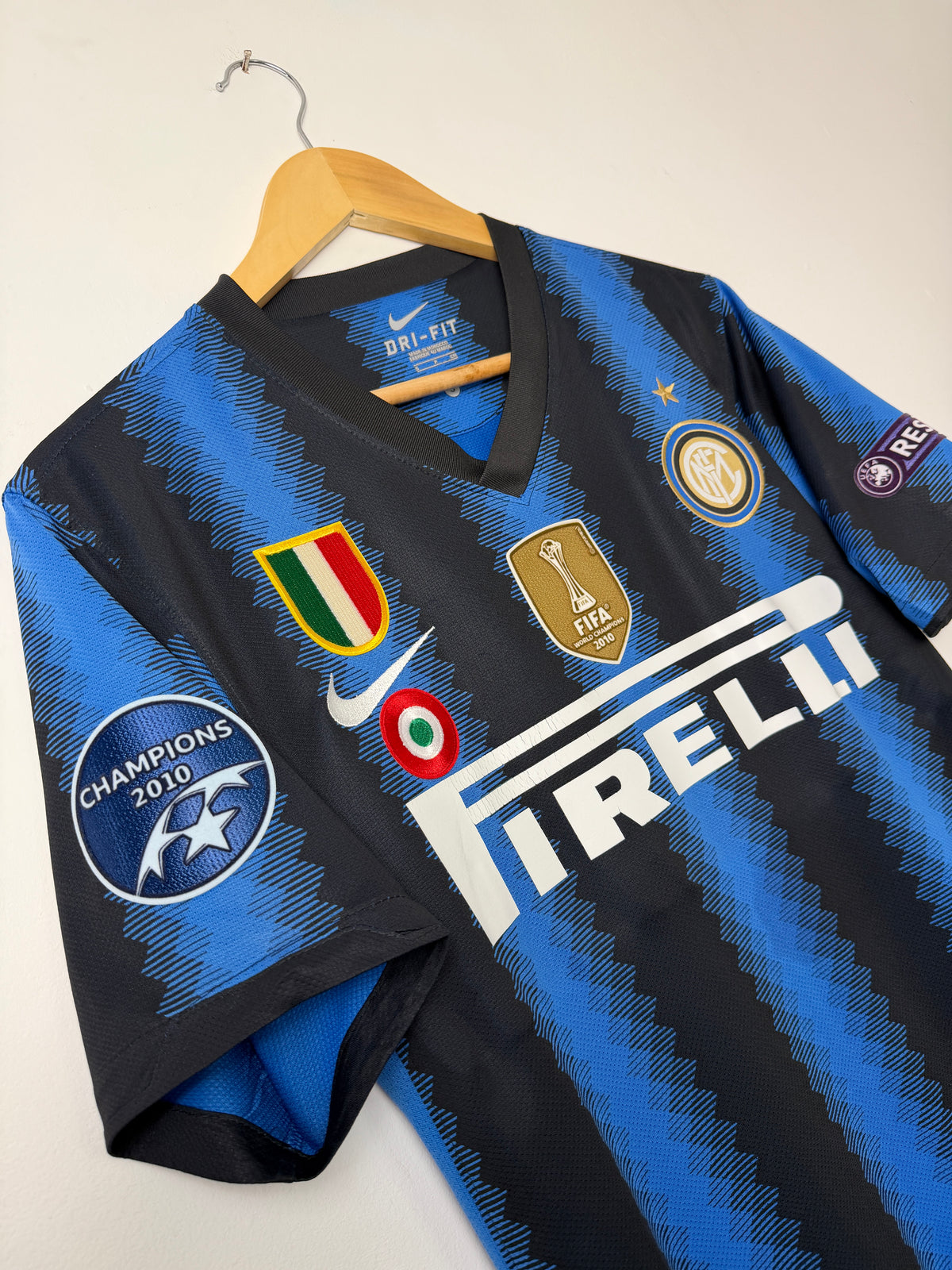 Samuel Eto'o Inter Milan 2010-11 home football shirt (S)
