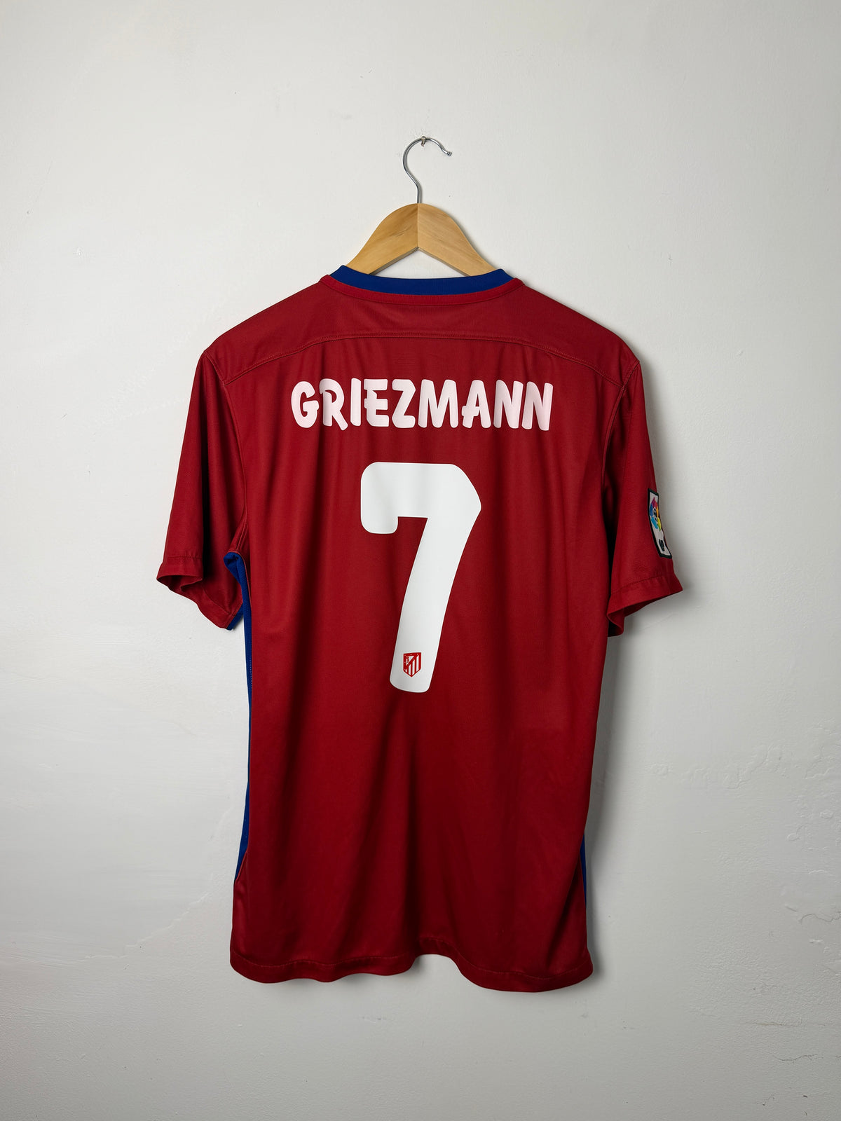 Antoine Griezmann Atletico Madrid 2015-16 home football shirt (M)
