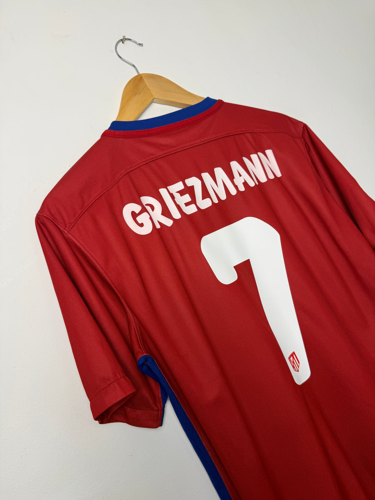 Antoine Griezmann Atletico Madrid 2015-16 home football shirt (M)