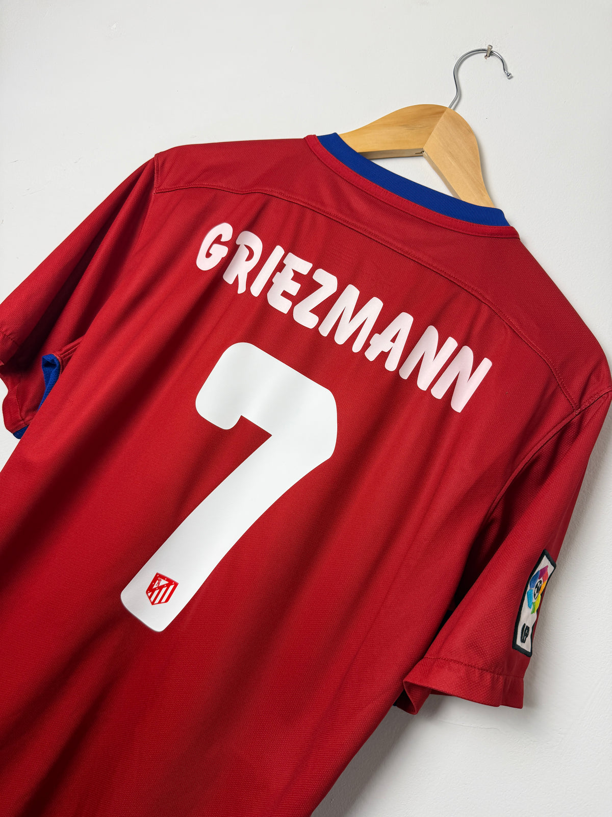 Antoine Griezmann Atletico Madrid 2015-16 home football shirt (M)
