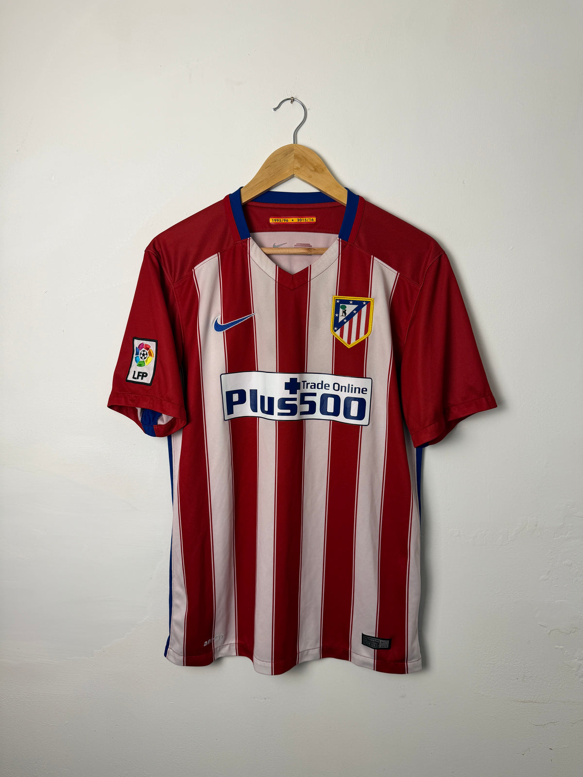 Antoine Griezmann Atletico Madrid 2015-16 home football shirt (M)