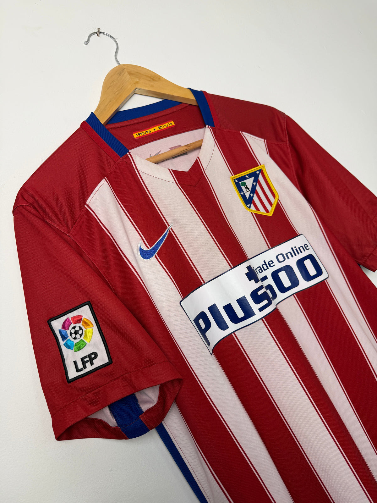 Antoine Griezmann Atletico Madrid 2015-16 home football shirt (M)