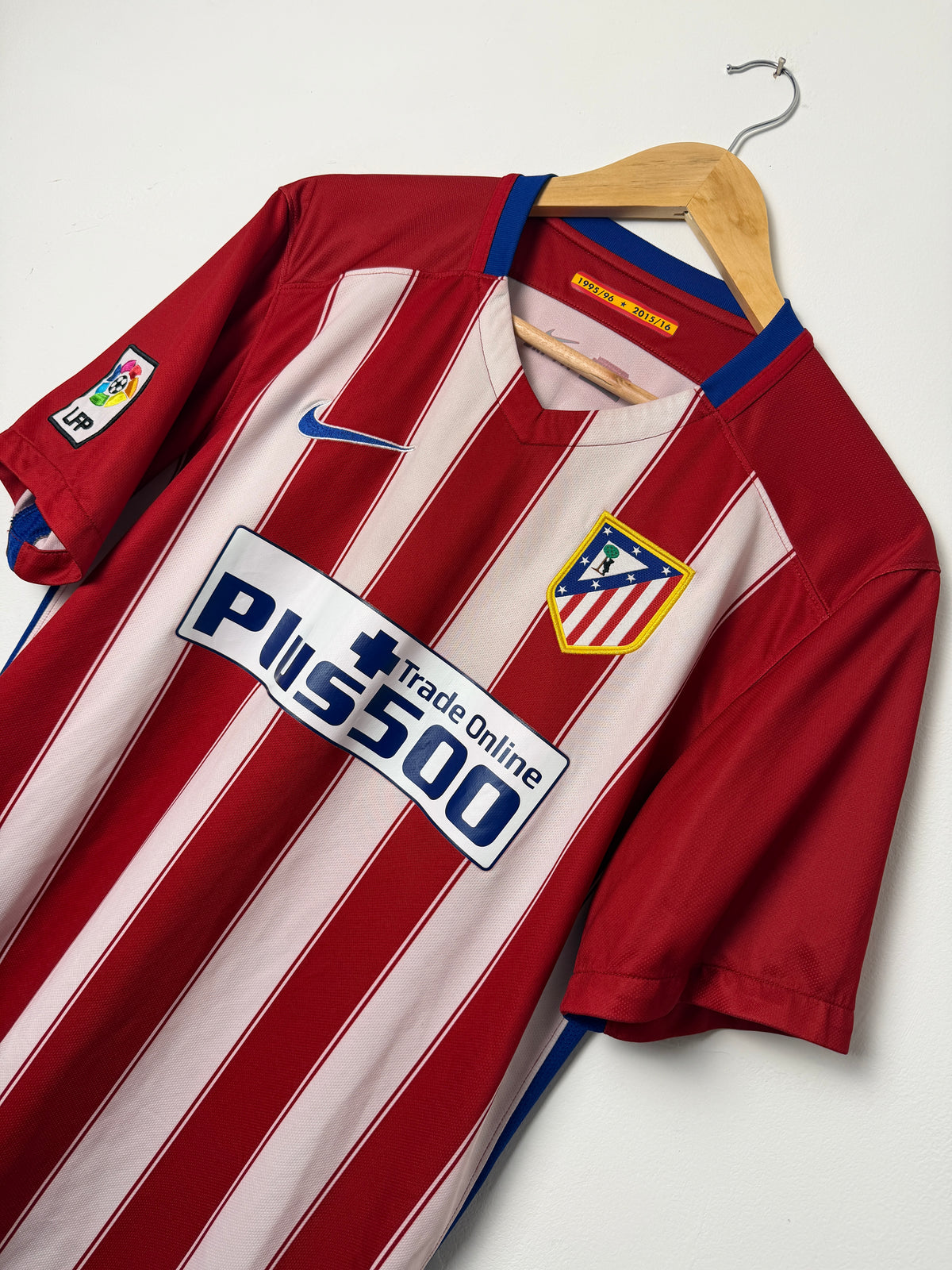 Antoine Griezmann Atletico Madrid 2015-16 home football shirt (M)