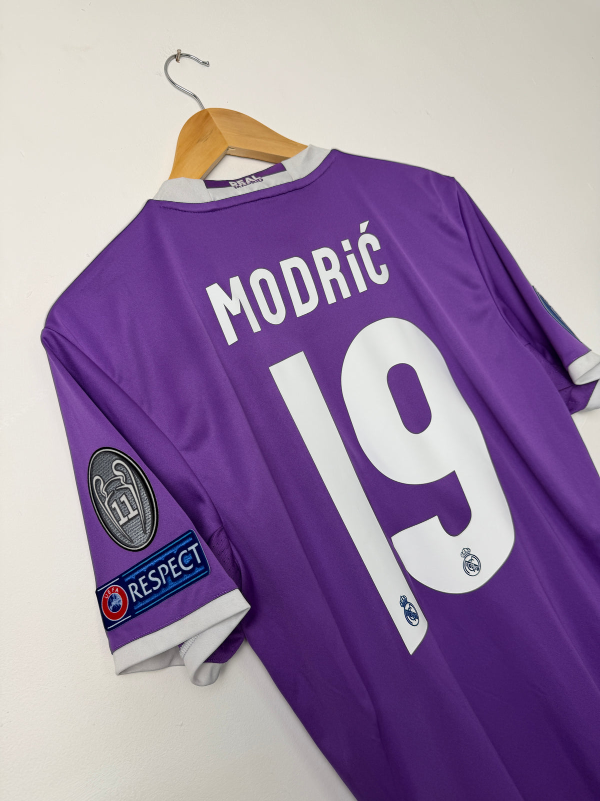 Luka Modric Real Madrid 2016-17 away football shirt (M)