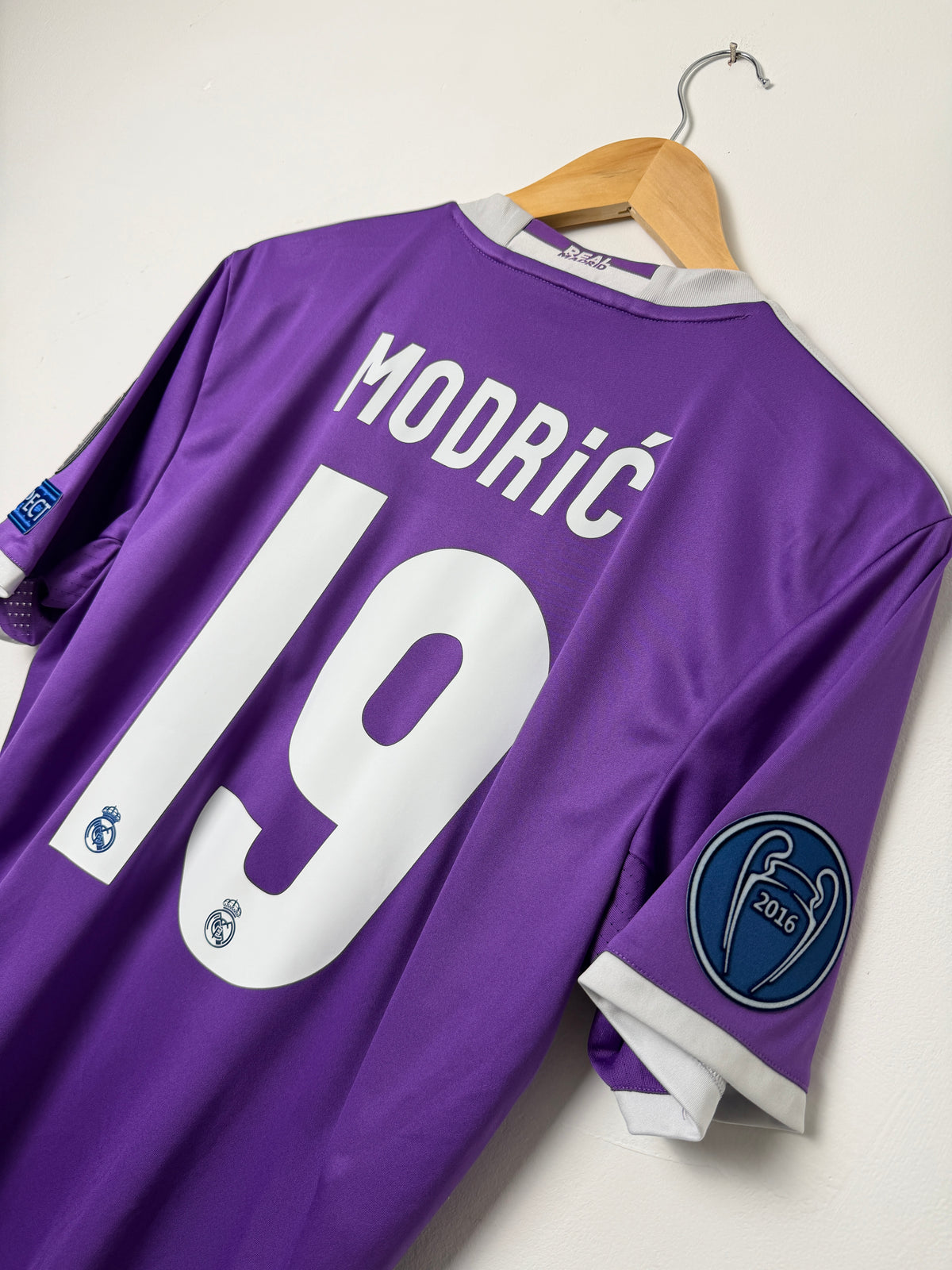 Luka Modric Real Madrid 2016-17 away football shirt (M)