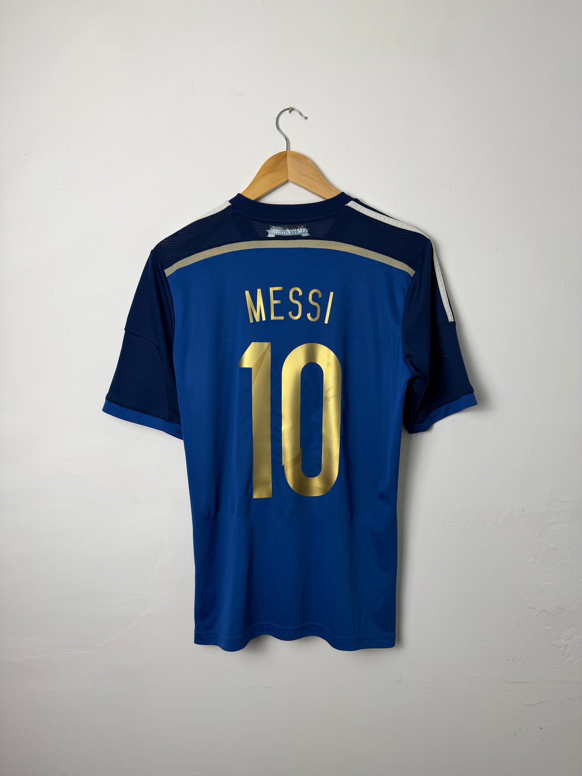 Lionel Messi Argentina 2014 World Cup away football shirt (M)
