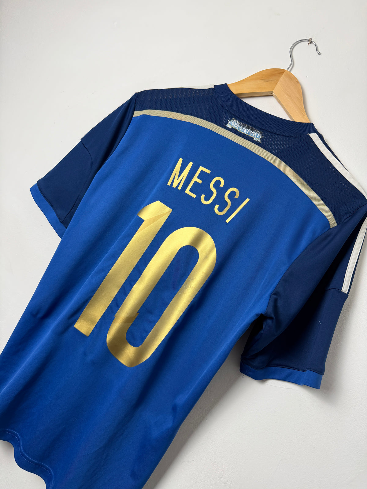 Lionel Messi Argentina 2014 World Cup away football shirt (M)
