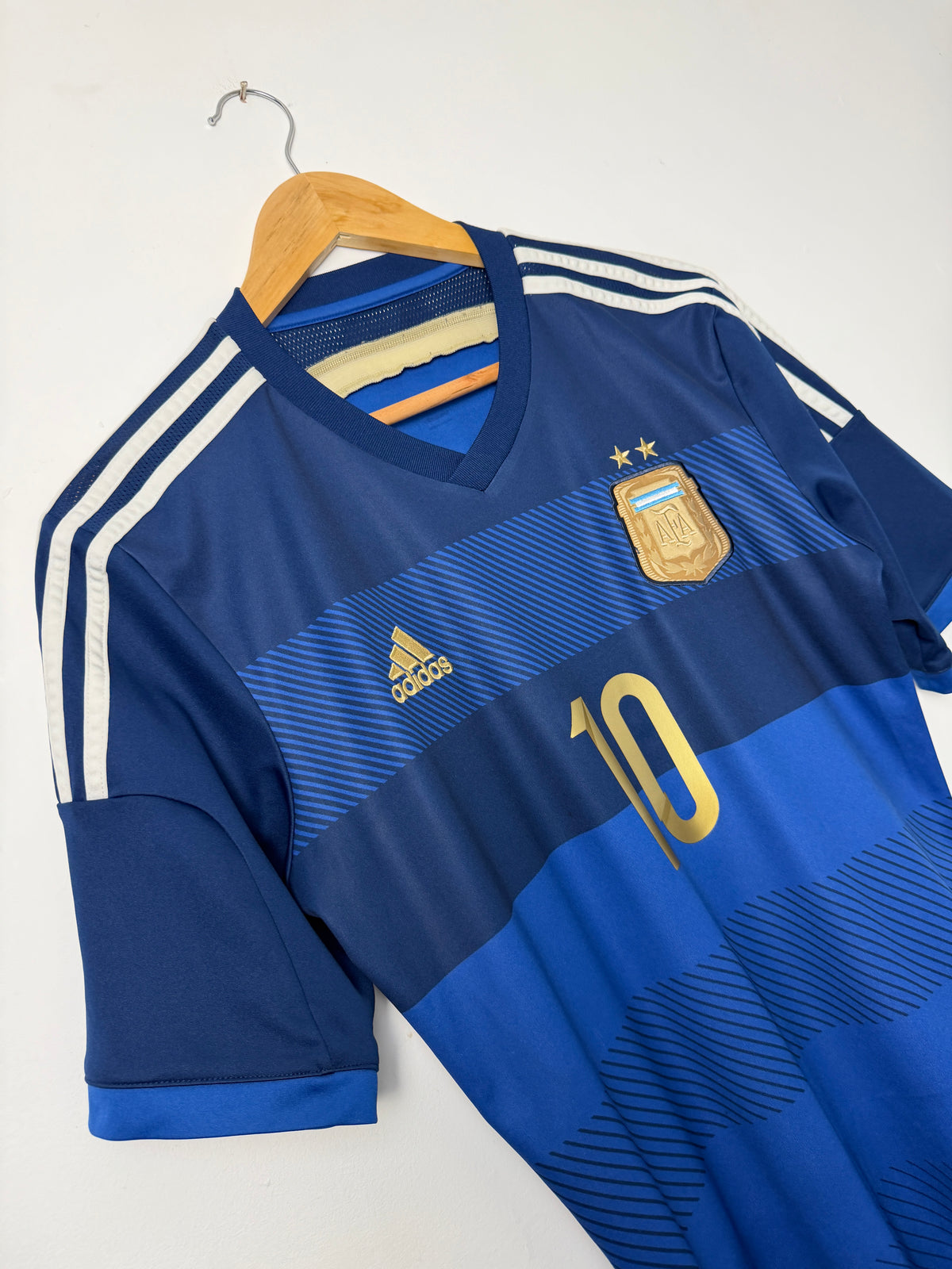 Lionel Messi Argentina 2014 World Cup away football shirt (M)