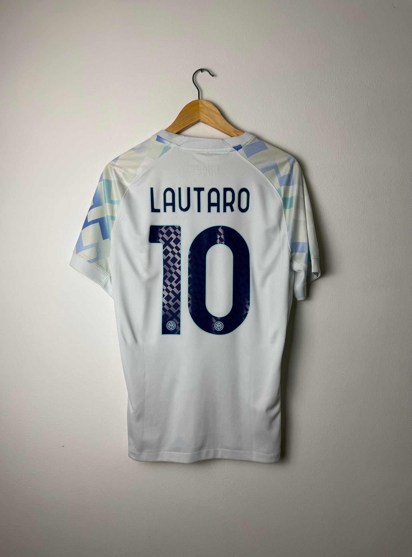 Lautaro Martinez Inter Milan 2025-26 away football shirt (M)