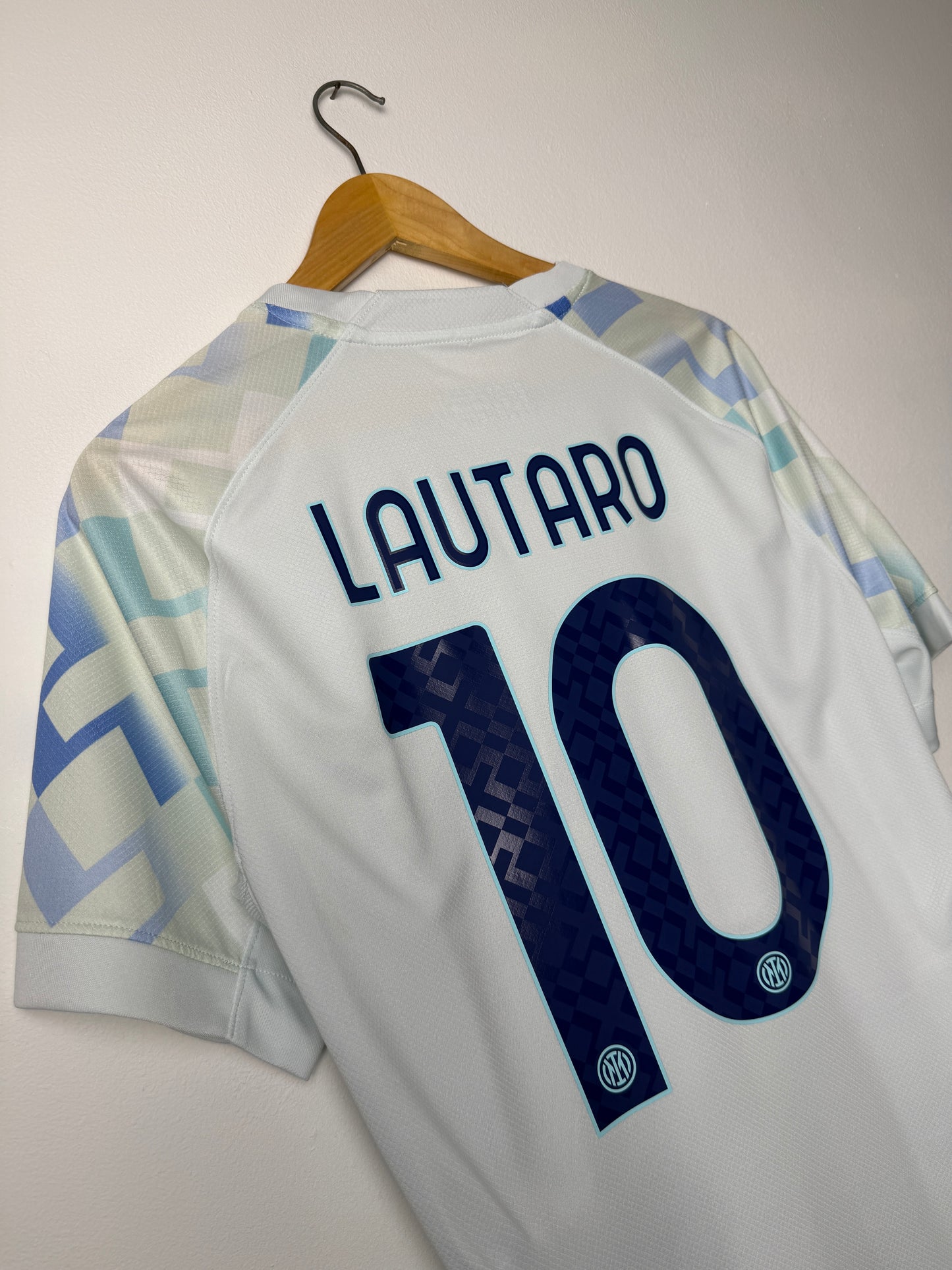 Lautaro Martinez Inter Milan 2025-26 away football shirt (M)