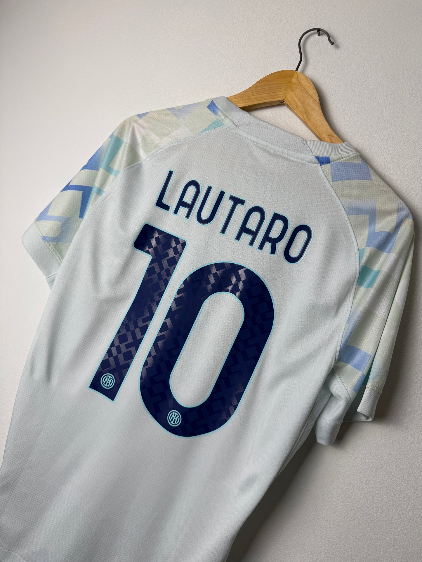 Lautaro Martinez Inter Milan 2025-26 away football shirt (M)
