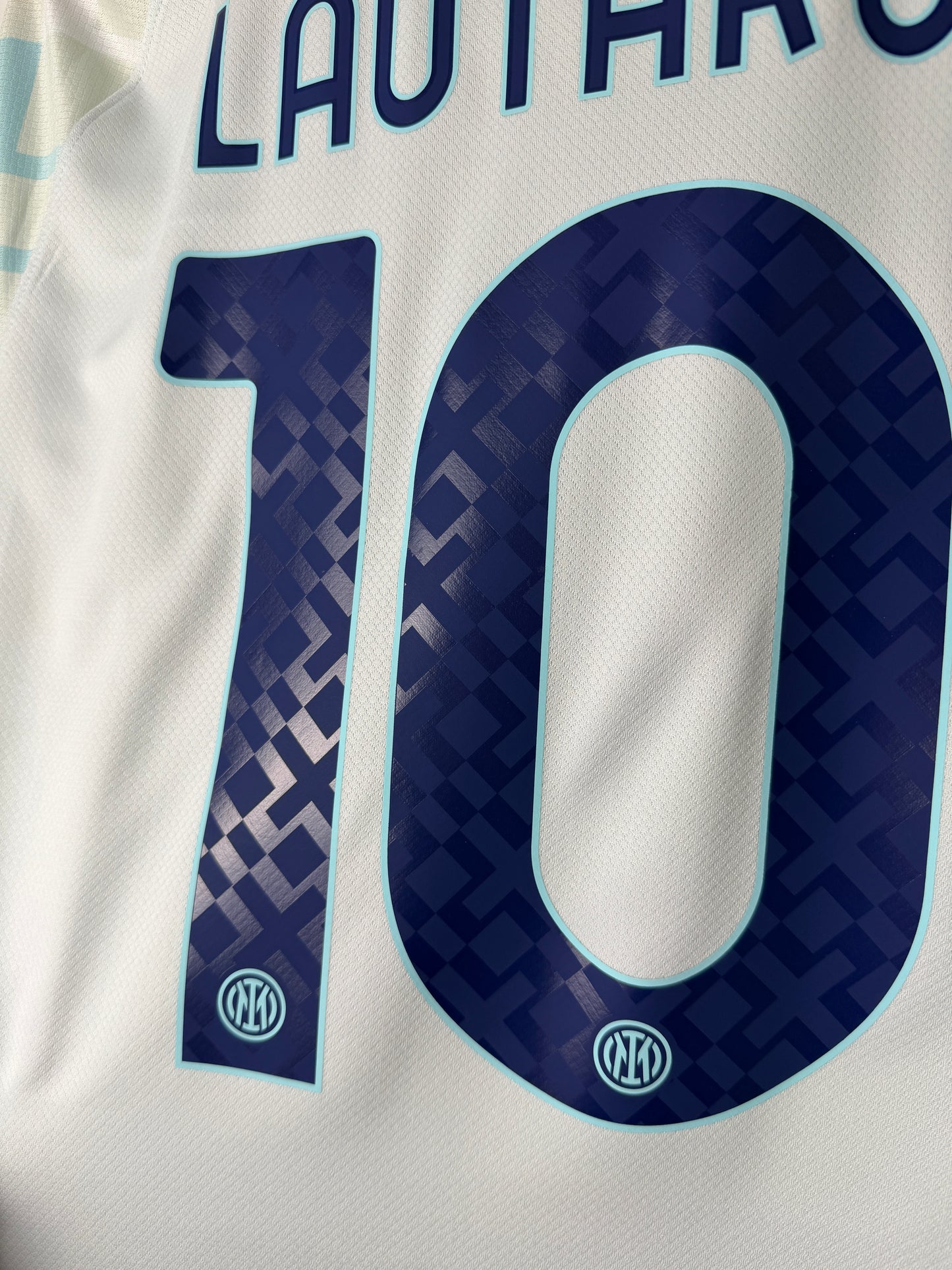 Lautaro Martinez Inter Milan 2025-26 away football shirt (M)