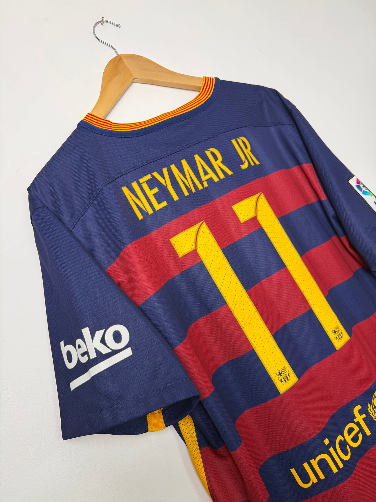 Neymar JR FC Barcelona 2015-16 home football shirt (XL)