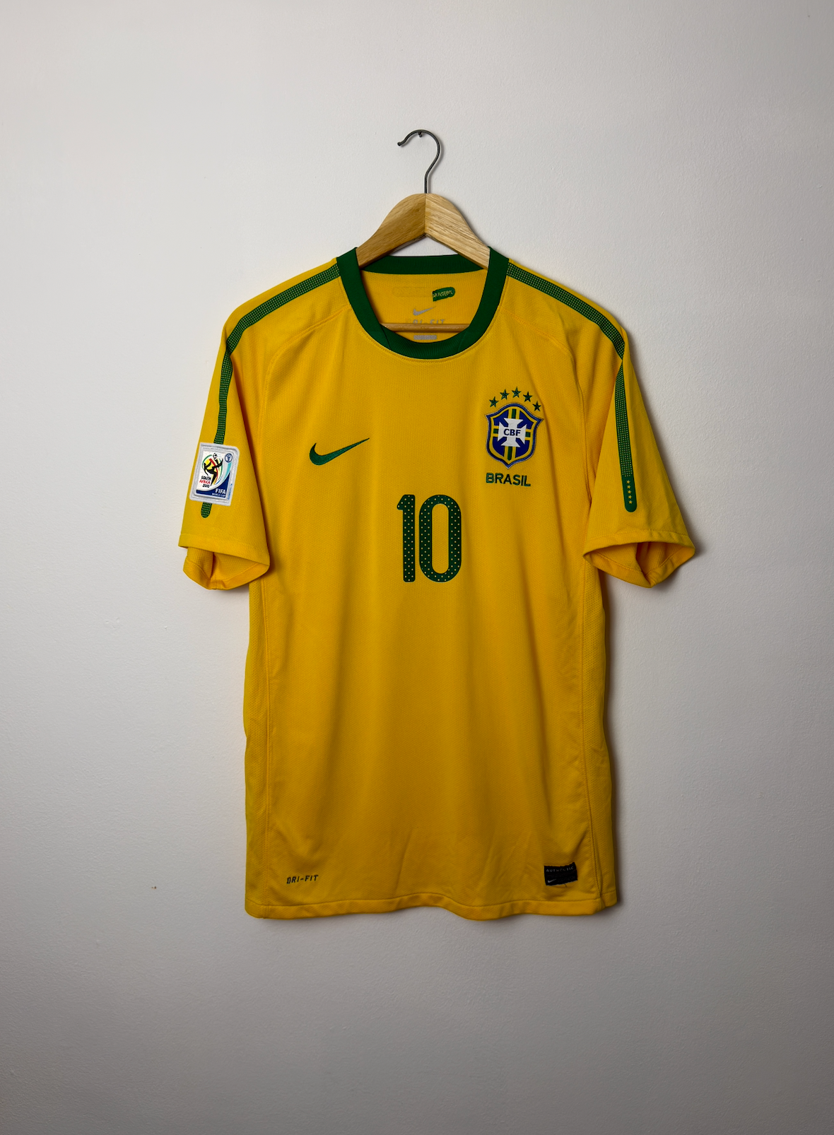 Kaka Brazil 2010 World Cup home football shirt (M)